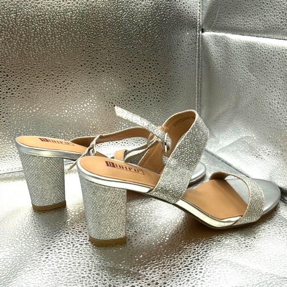 NWOB IDIFU Hi Womens Sandals Size 9.5 Ankle Strap Heeled Silver Shoes - Picture 2 of 5
